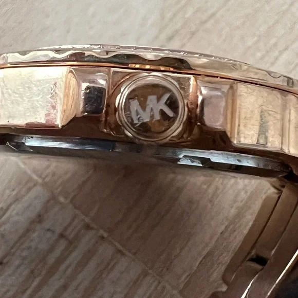 Michael Kors Ladies Watch Crystals Accents Pearl Dial Rose Gold-Tone Bracelet